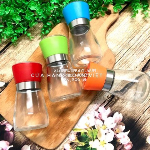 Hủ Xay Tiêu Cầm Tay Tiện Dụng 2in1. Dụng cụ xây tiêu 2 trong 1 vừa hủ đựng tiêu và nghiền tiêu trực tiếp. Dụng Thuỷ tinh dễ sử dụng và CHUYÊN NGHIỆP